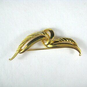 Daria Vintage Goldtone Leaf Brooch Pin Bow